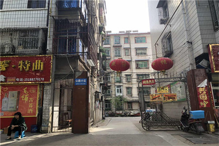 诺贝尔城一楼81平两室精装带储藏室59万可按揭